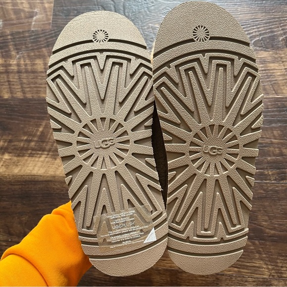 NWOT Ugg Taz Tasman Maxi curly shearling slip on clogs mules platform shoes 6 - Picture 4 of 7